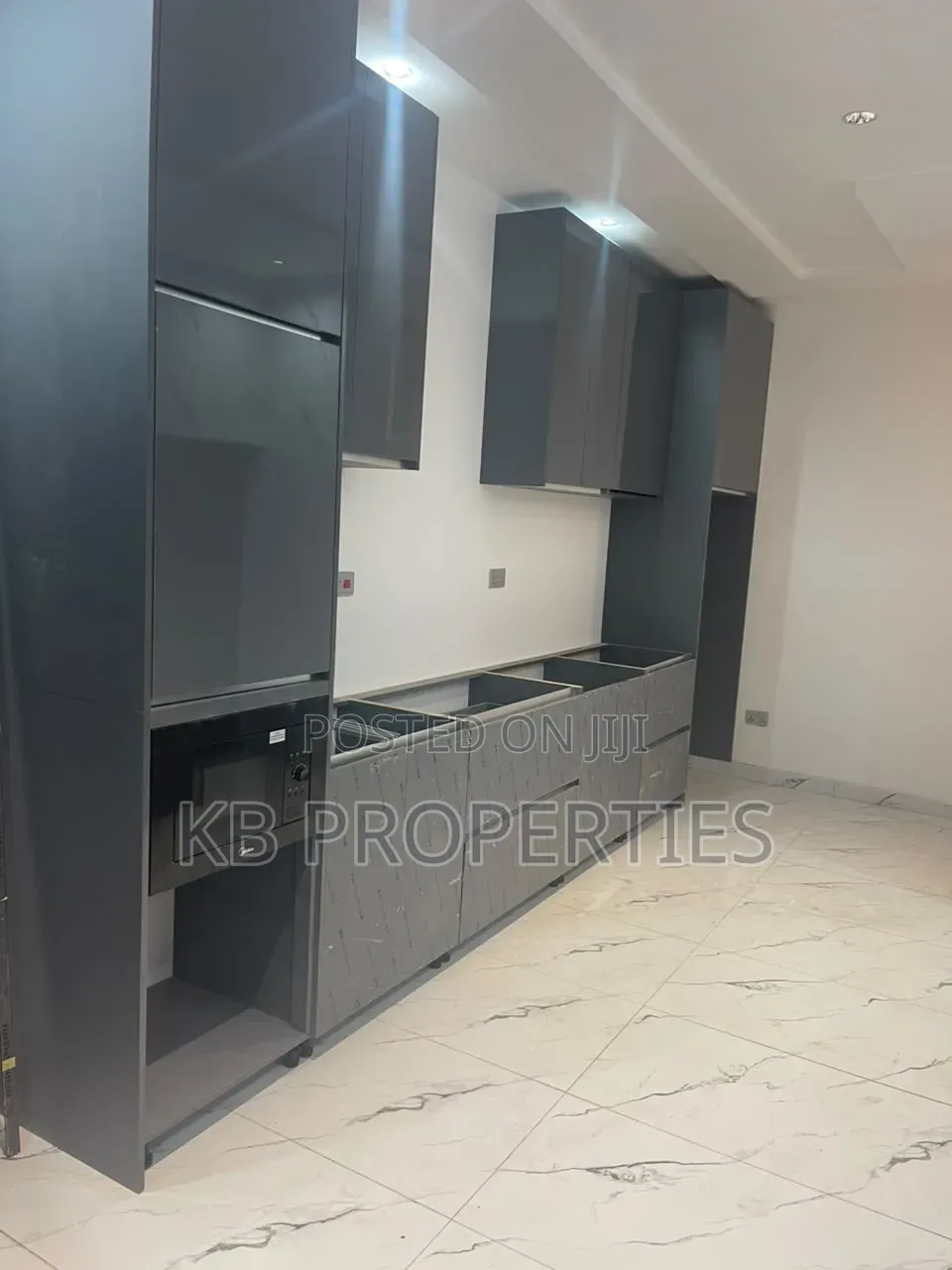 6bdrm House in Kb Properties, Baatsona Total for sale
