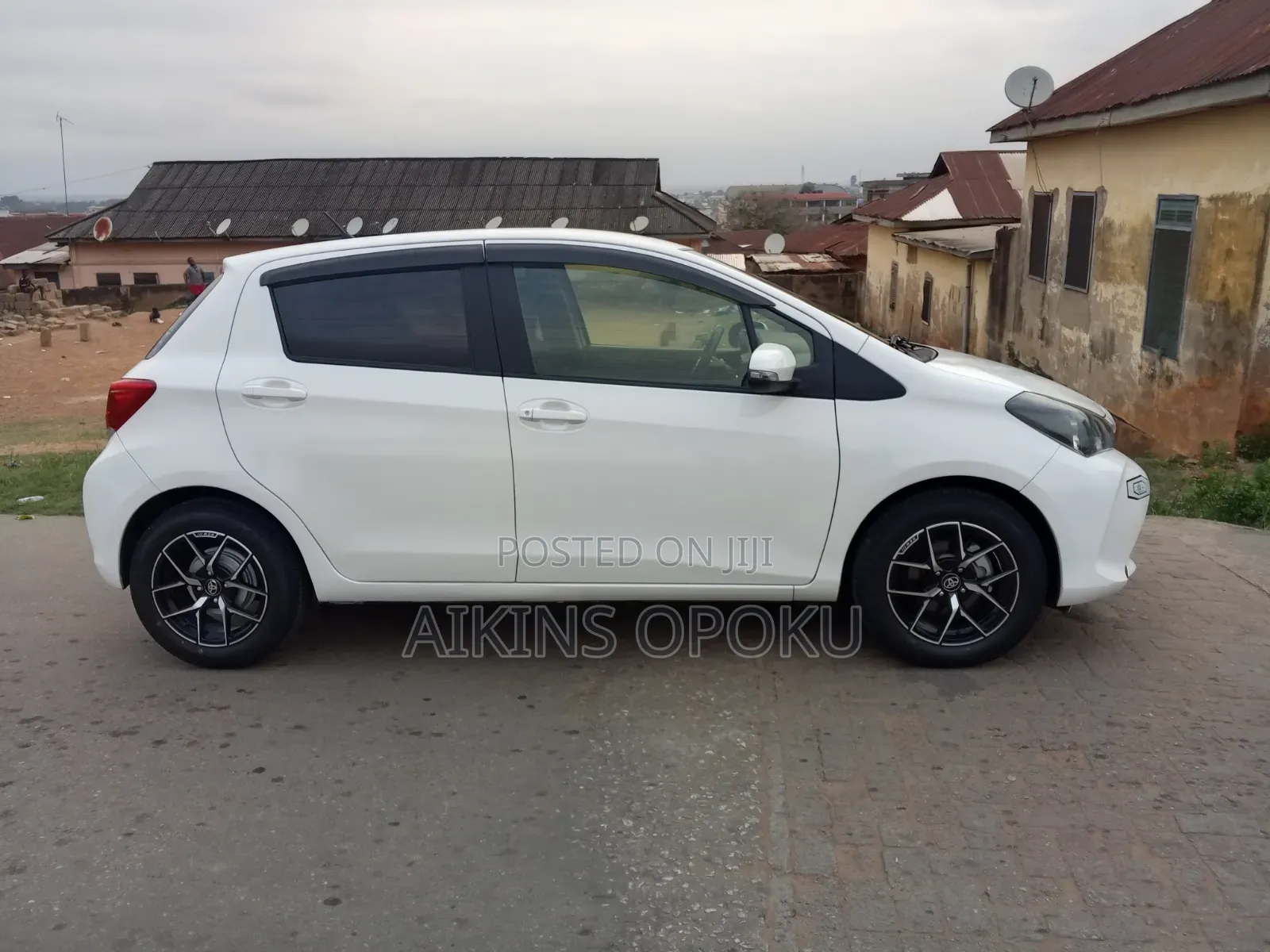 Toyota Vitz 1.3 FWD 5dr 2016 Off white