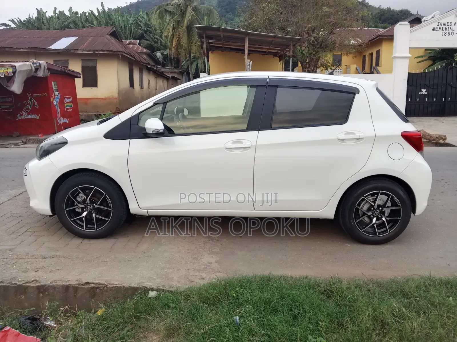 Toyota Vitz 1.3 FWD 5dr 2016 Off white