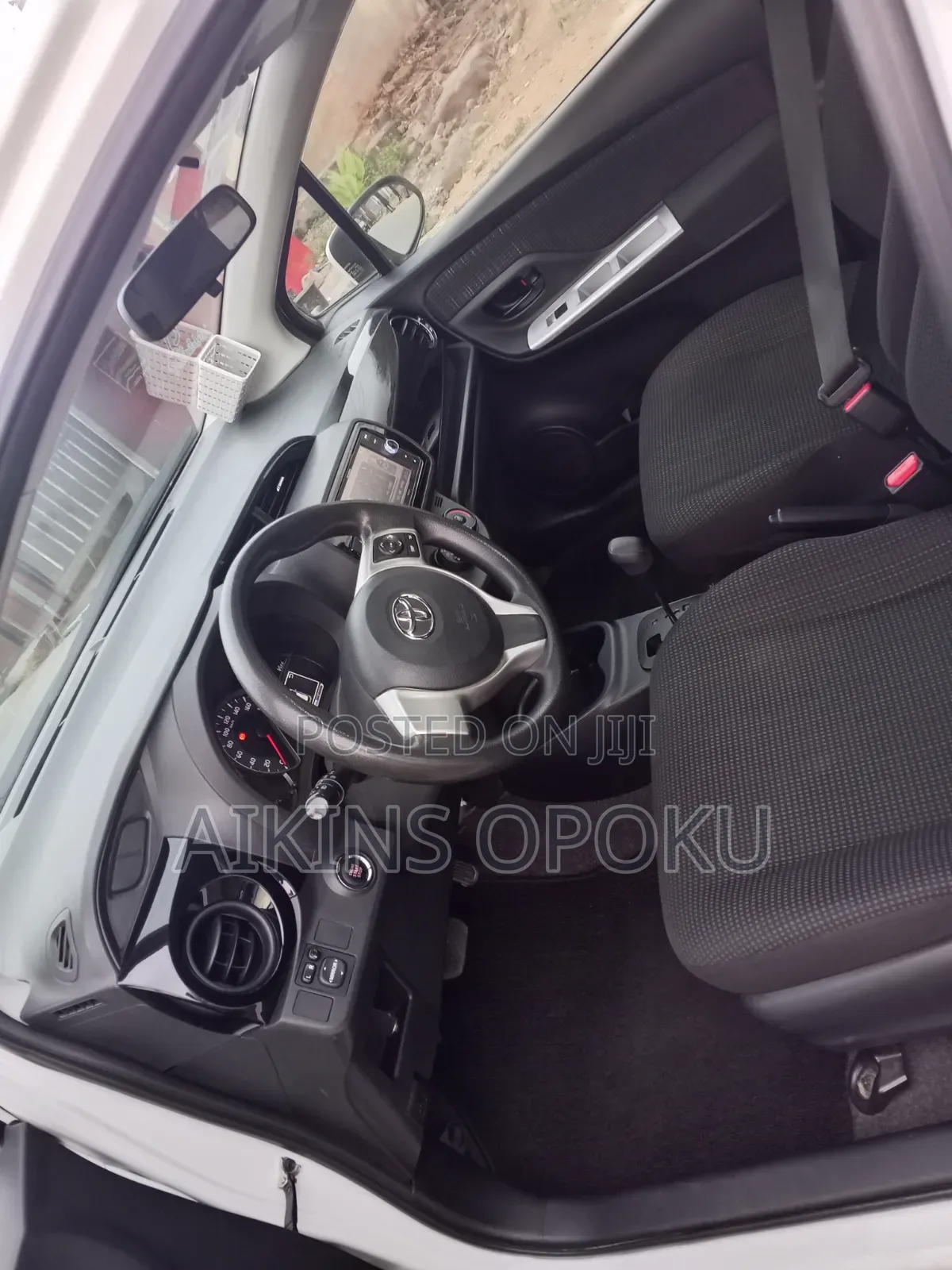 Toyota Vitz 1.3 FWD 5dr 2016 Off white