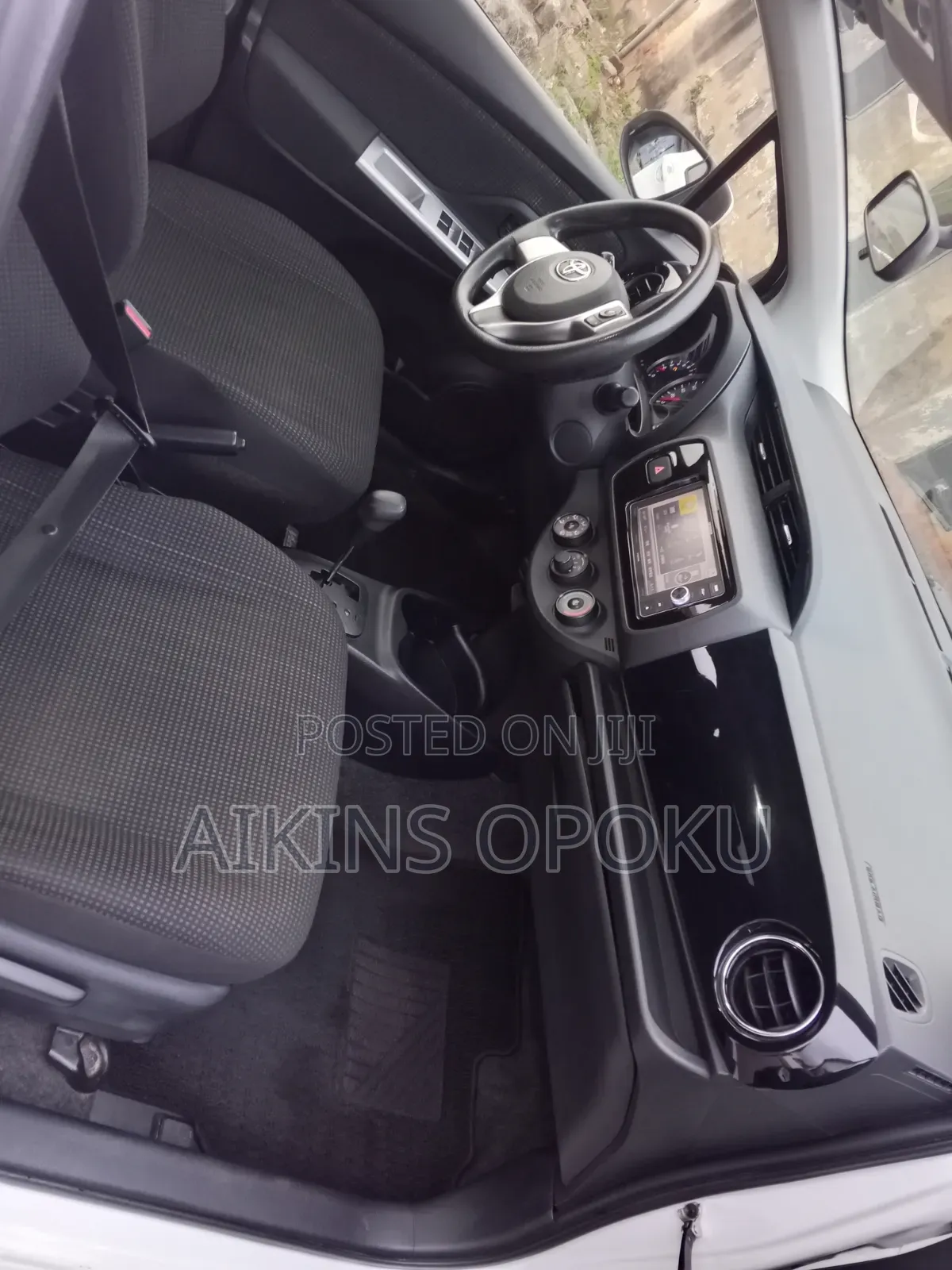 Toyota Vitz 1.3 FWD 5dr 2016 Off white