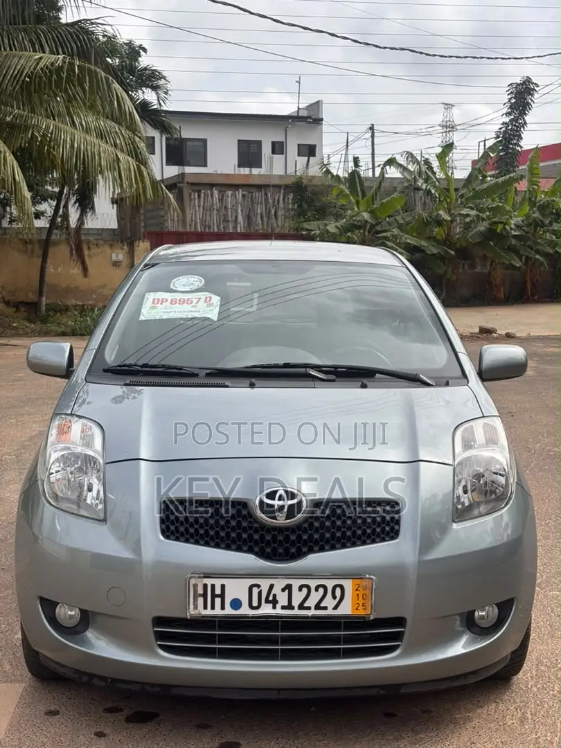 Toyota Yaris Base Hatchback 5dr 2010 Gray