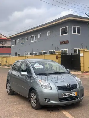Toyota Yaris Base Hatchback 5dr 2010 Gray