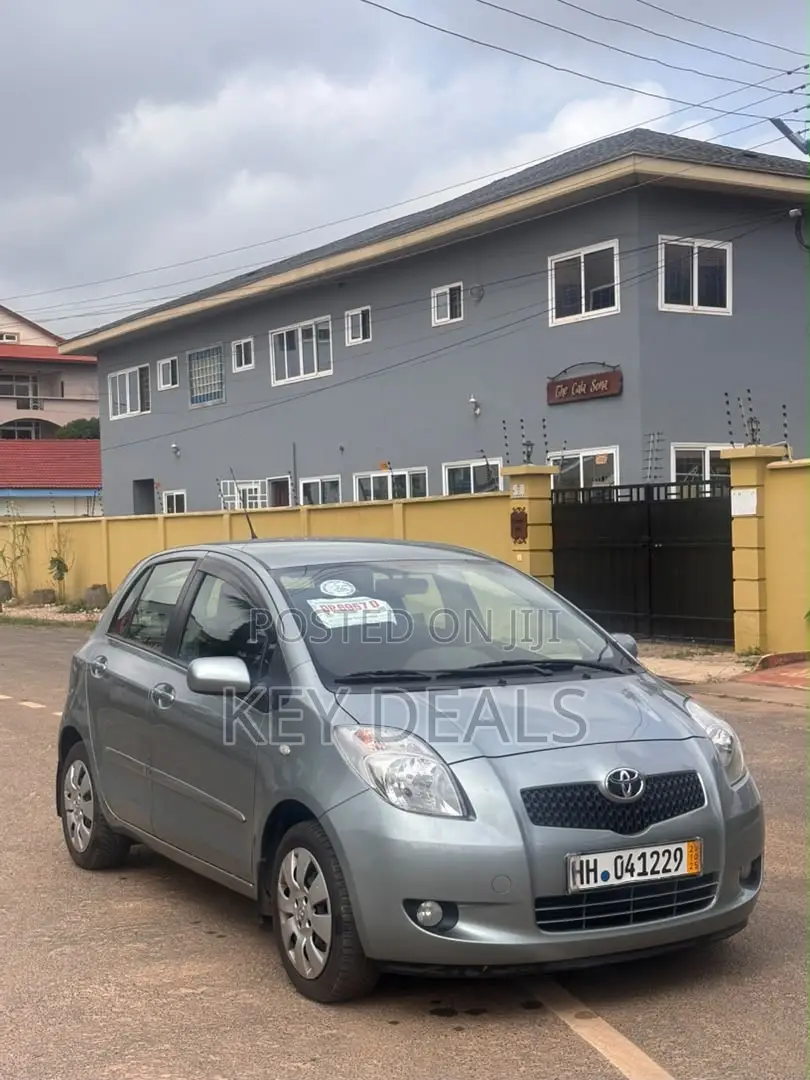 Toyota Yaris Base Hatchback 5dr 2010 Gray