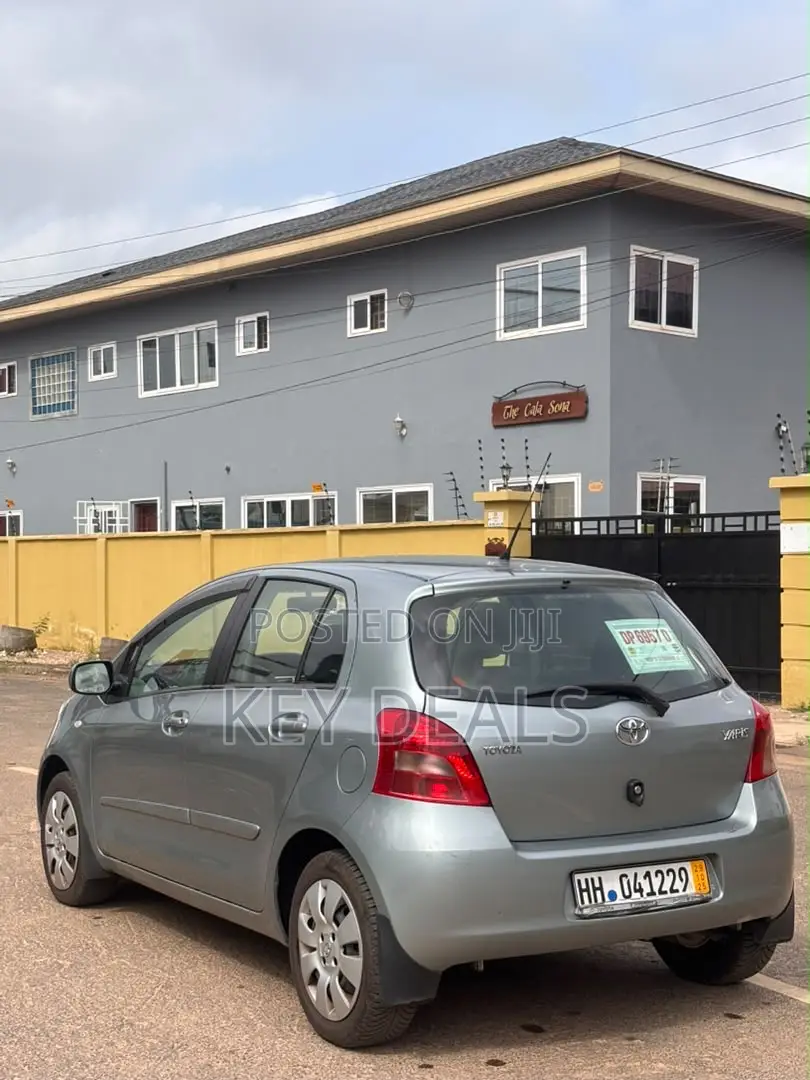 Toyota Yaris Base Hatchback 5dr 2010 Gray