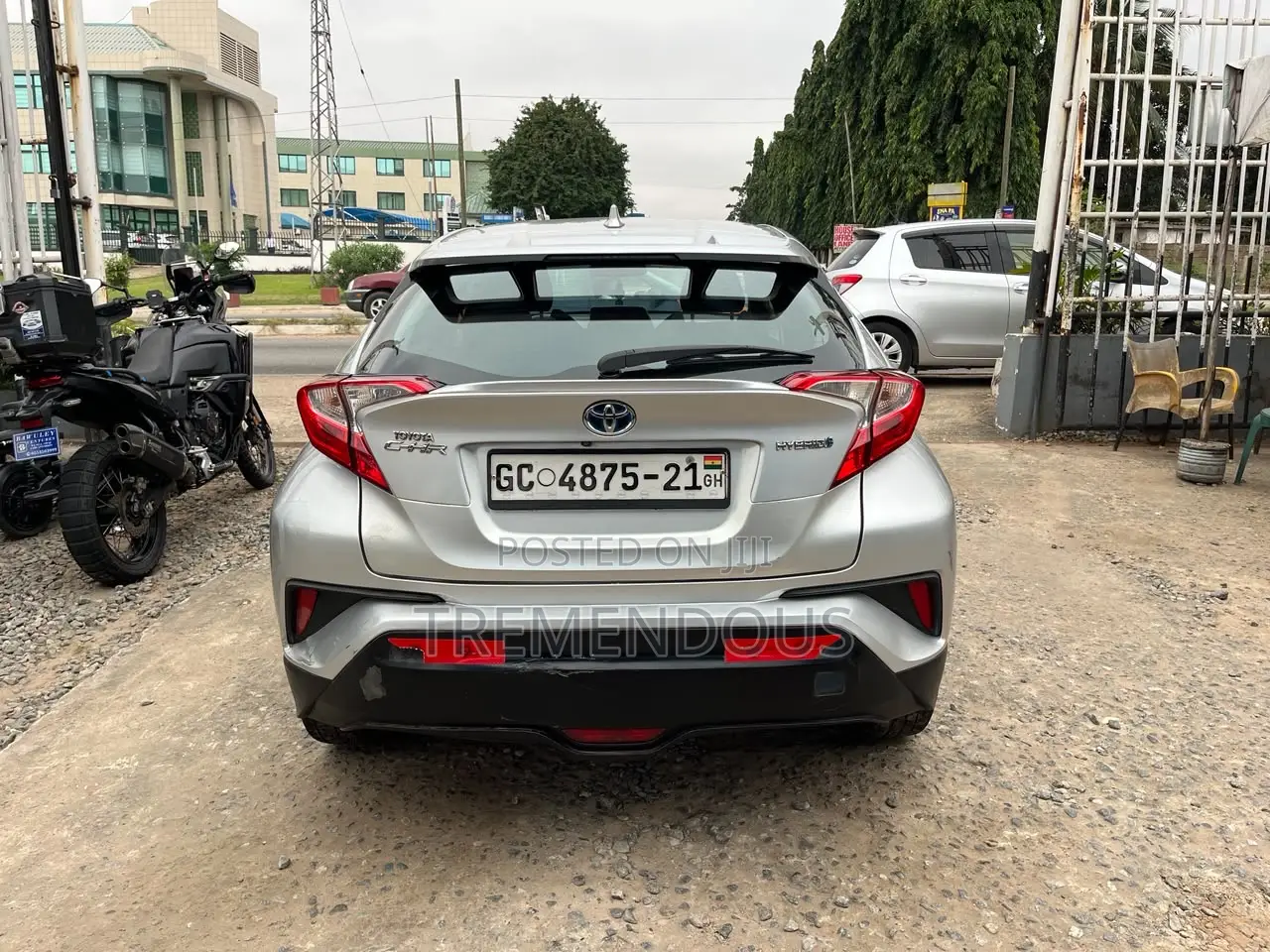 Toyota C-HR XLE FWD Sport Utility (2.0L 4cyl 2AM) 2018 Silver