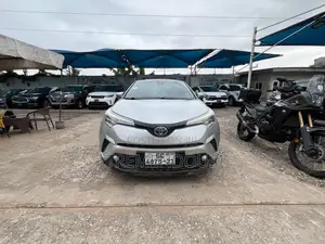 Toyota C-HR XLE FWD Sport Utility (2.0L 4cyl 2AM) 2018 Silver