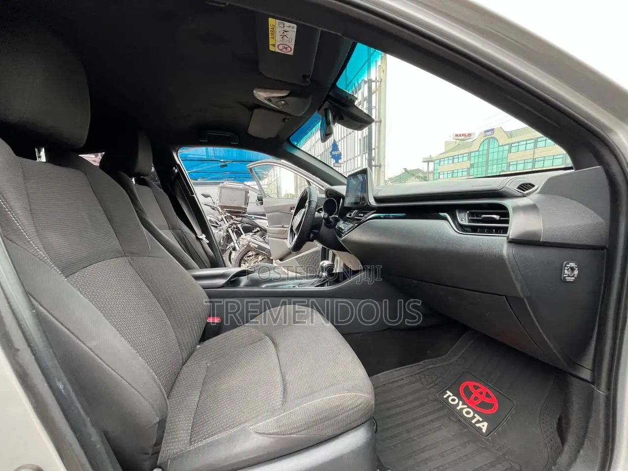 Toyota C-HR XLE FWD Sport Utility (2.0L 4cyl 2AM) 2018 Silver