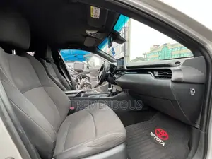 Toyota C-HR XLE FWD Sport Utility (2.0L 4cyl 2AM) 2018 Silver