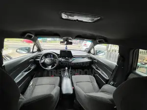 Toyota C-HR XLE FWD Sport Utility (2.0L 4cyl 2AM) 2018 Silver