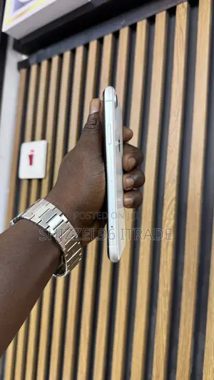 Apple iPhone XR 64 GB White
