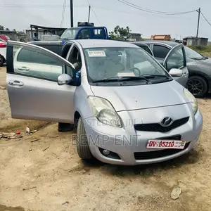 Toyota Vitz 1.3 FWD 5dr 2010 Gray