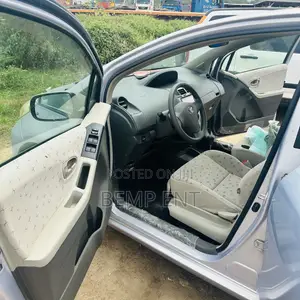 Toyota Vitz 1.3 FWD 5dr 2010 Gray