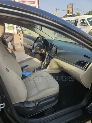 Hyundai Elantra SE Sedan FWD (2.0L 4cyl 6M) 2017 Black