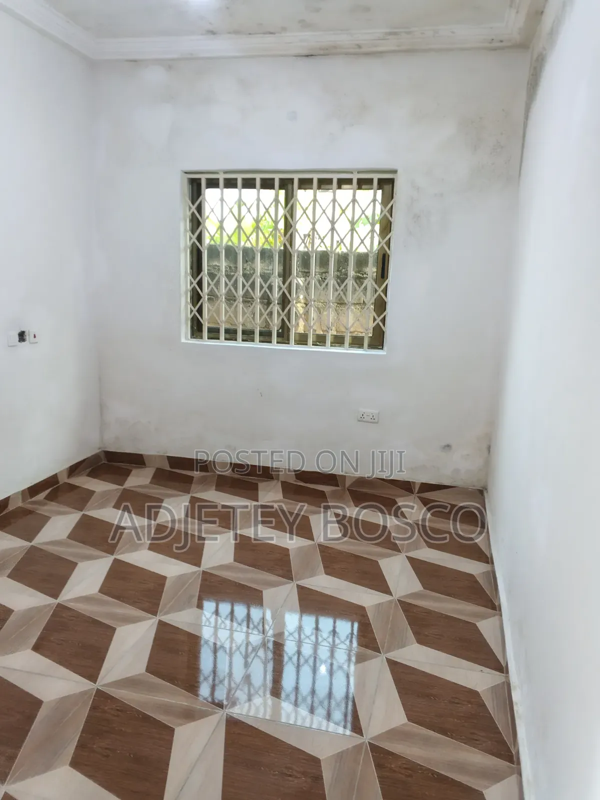 10bdrm House in My Brother, New Town for sale