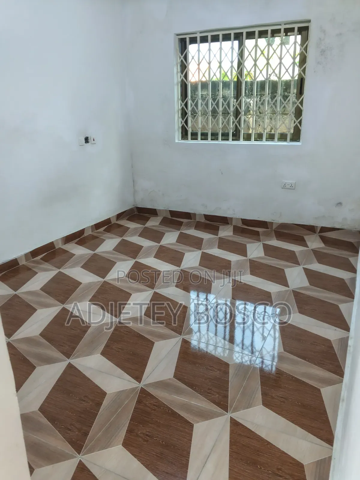 10bdrm House in My Brother, New Town for sale