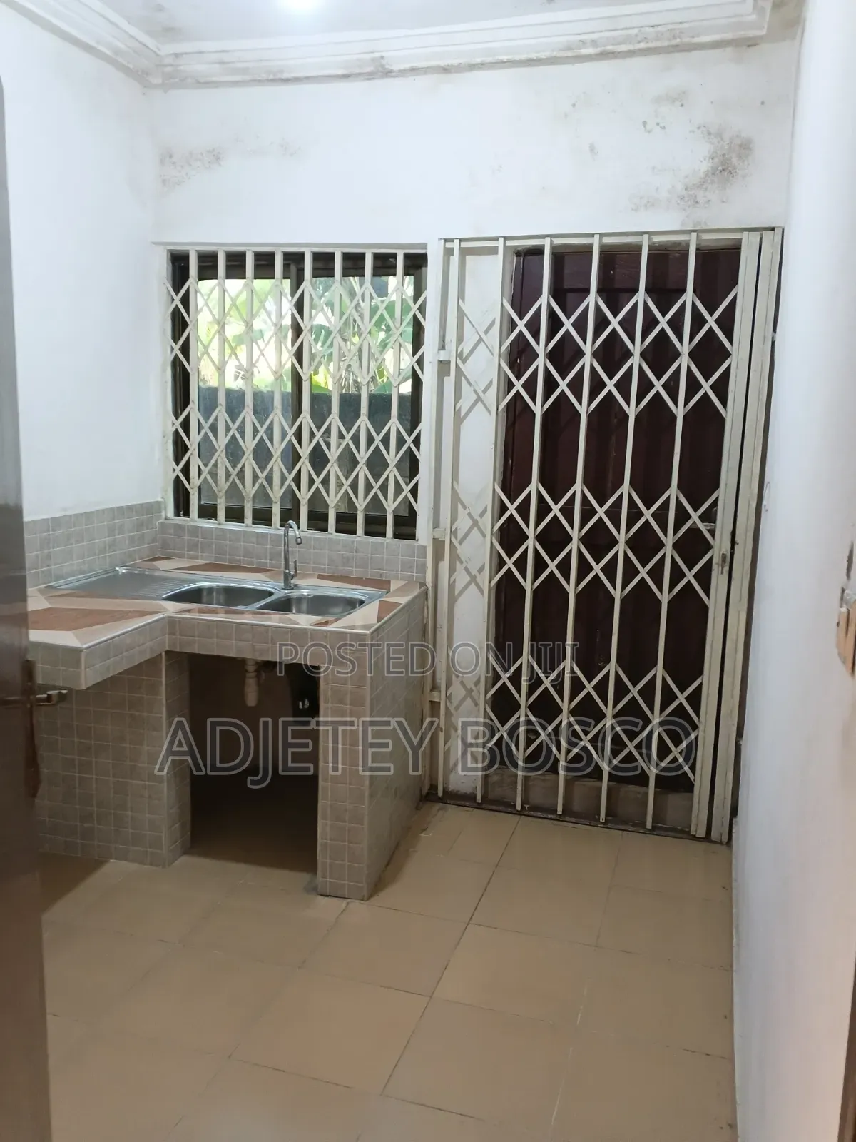 10bdrm House in My Brother, New Town for sale