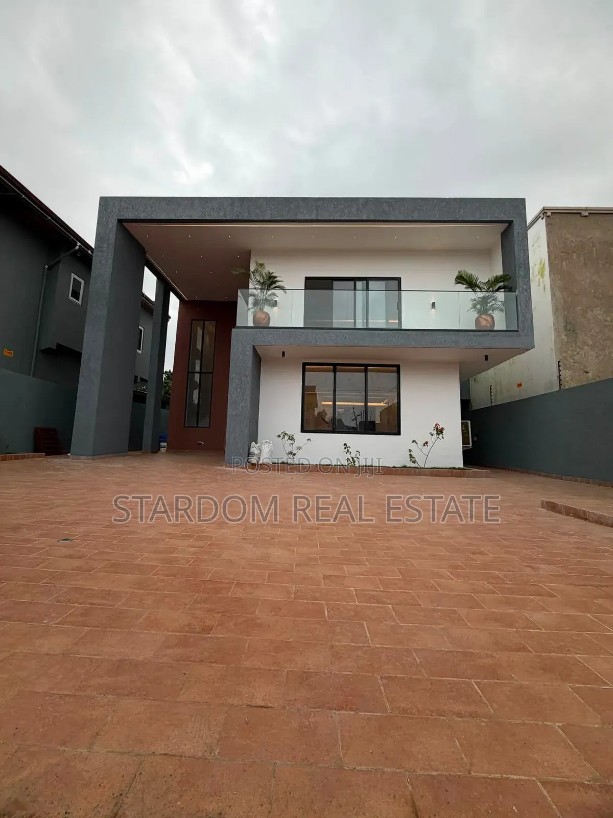 4bdrm Duplex in North Legon for sale