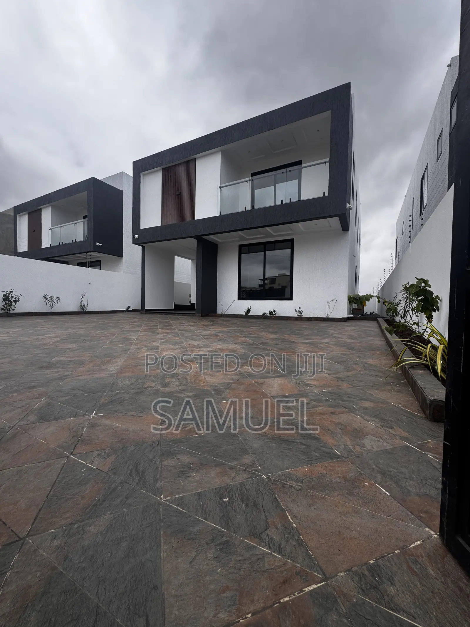 5bdrm Duplex in Manet Junction for sale