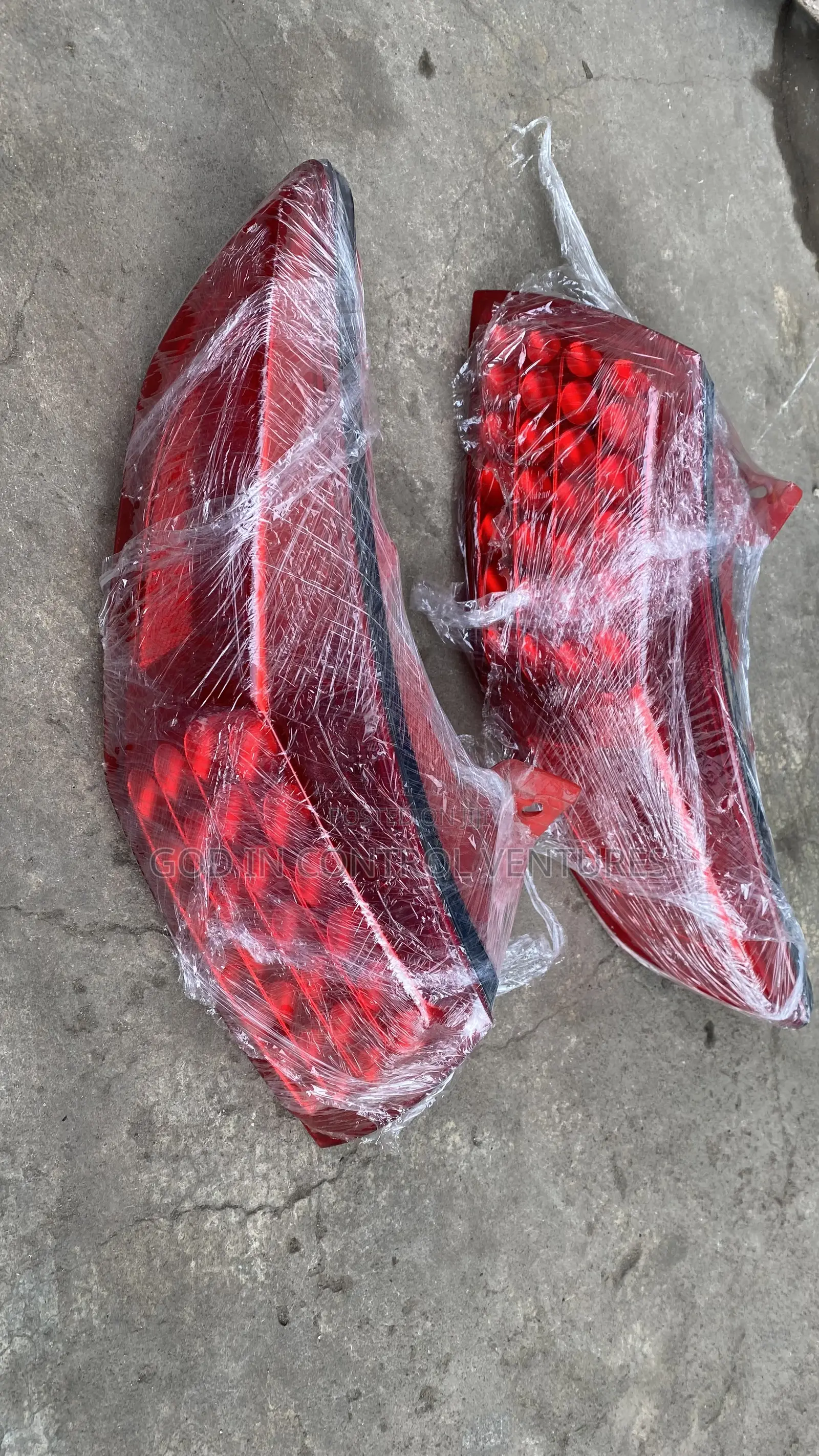 Hyundai FX35 Tail Light Pair