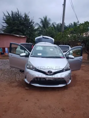 Toyota Vitz 2015 Silver