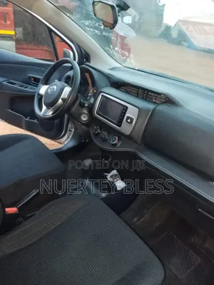 Toyota Vitz 2015 Silver