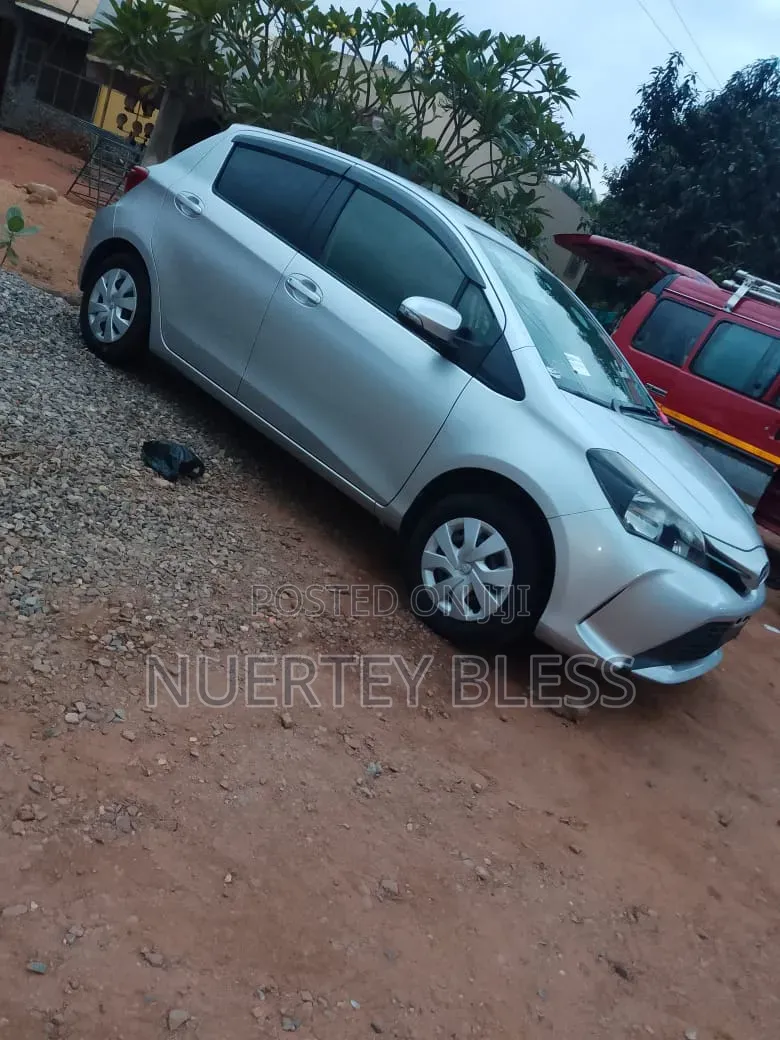 Toyota Vitz 2015 Silver