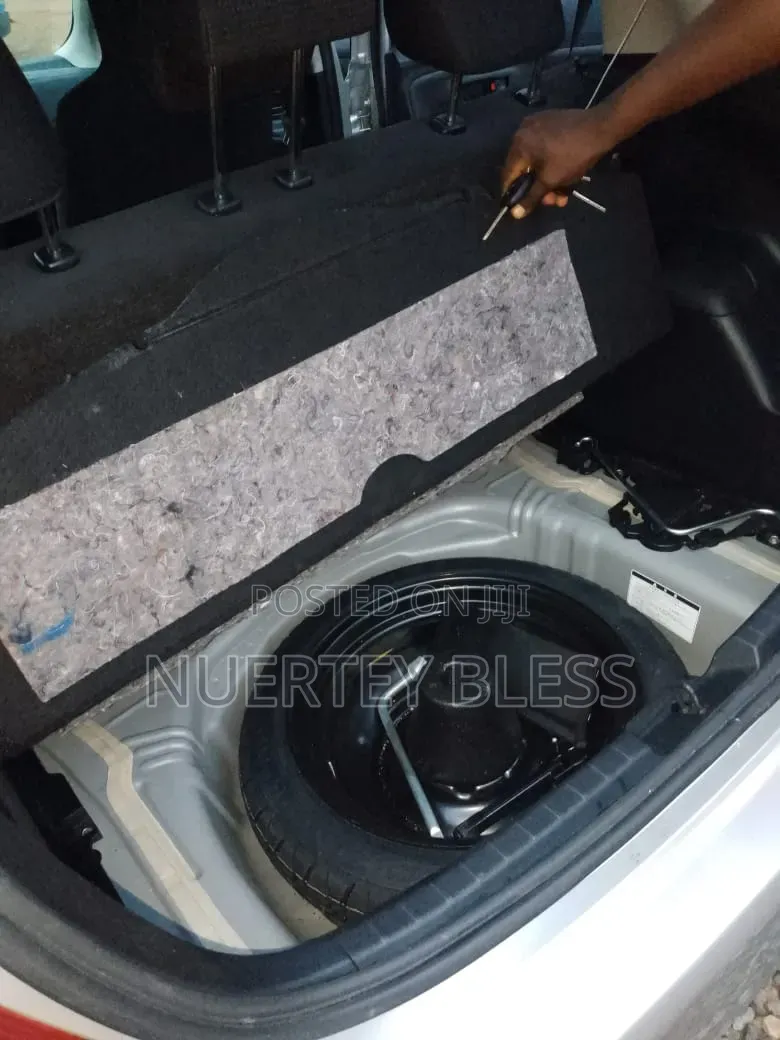 Toyota Vitz 2015 Silver