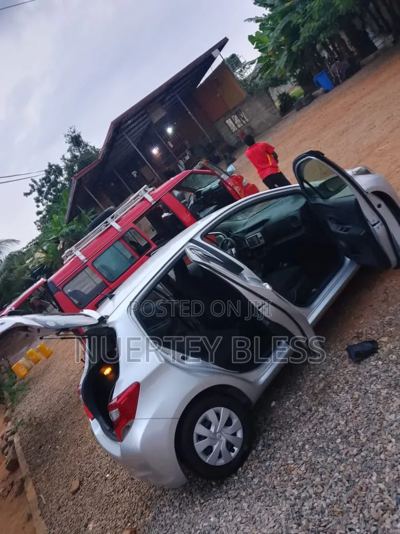 Toyota Vitz 2015 Silver
