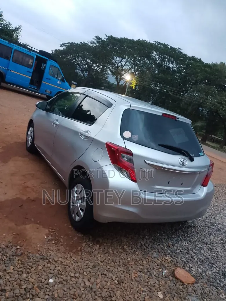 Toyota Vitz 2015 Silver