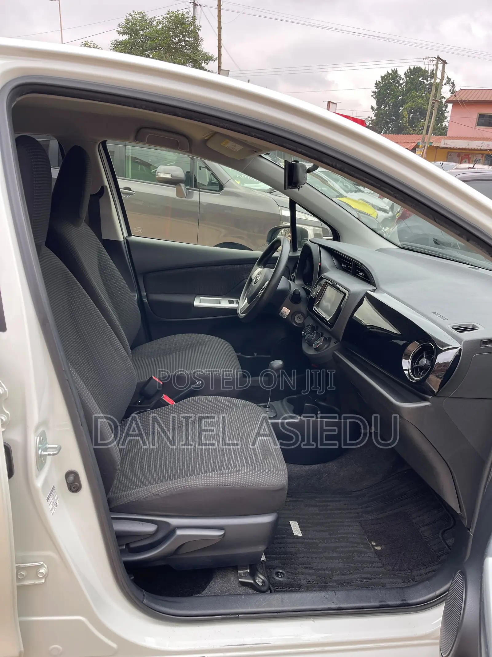 Toyota Vitz 1.3 AWD 3dr 2015 White