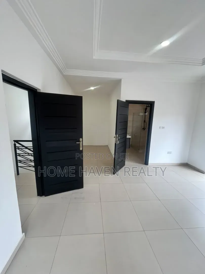 3bdrm House in Oyarifa, Ghana Flag for sale