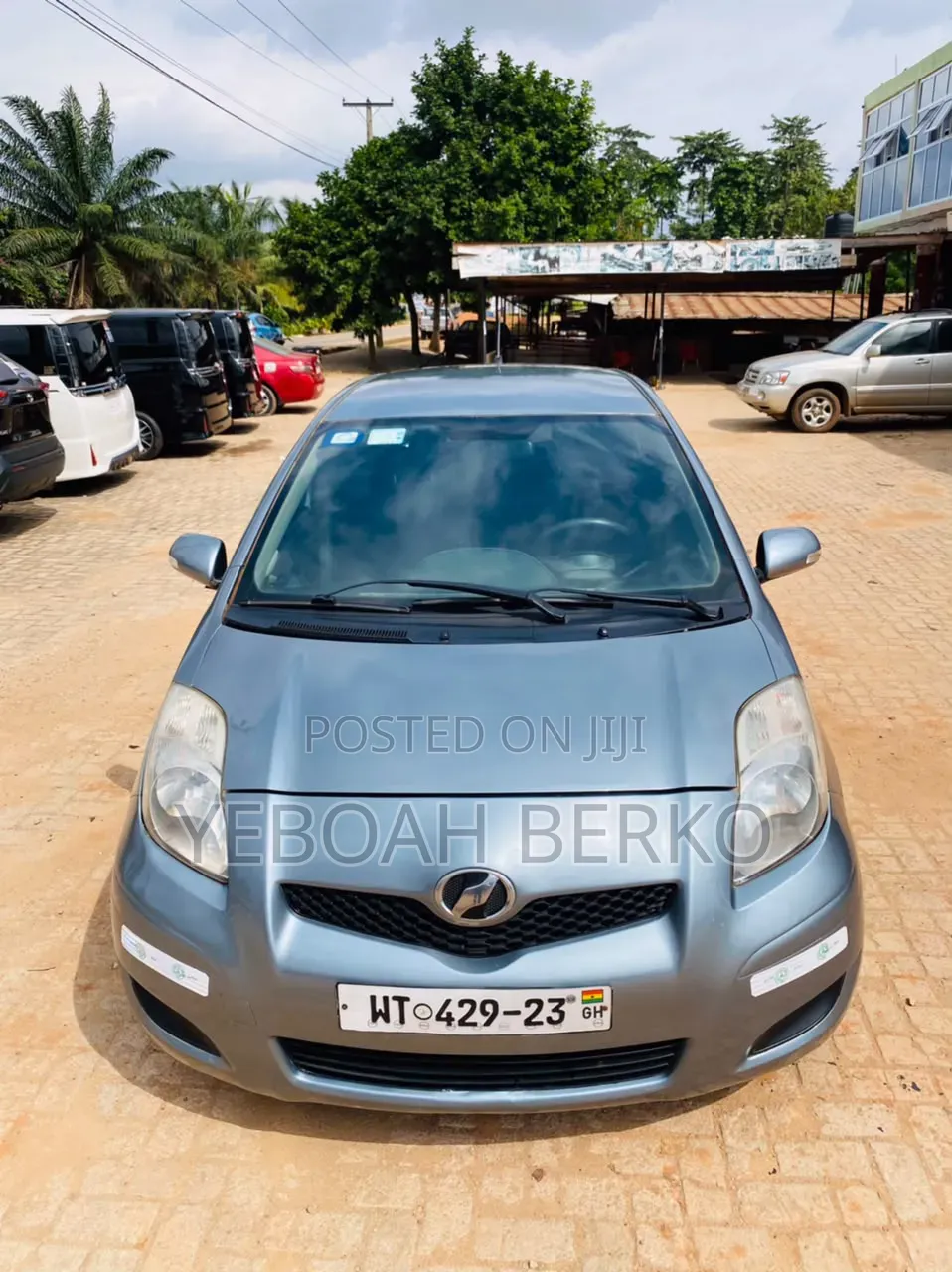 Toyota Vitz 2010 Silver