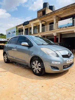 Toyota Vitz 2010 Silver