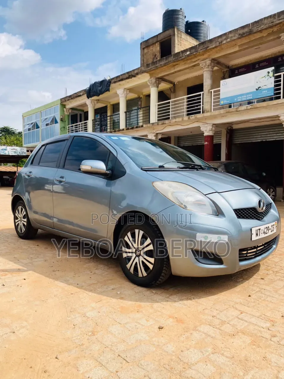 Toyota Vitz 2010 Silver