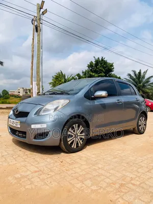 Toyota Vitz 2010 Silver