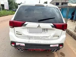 Mitsubishi Outlander SE FWD 2017 White