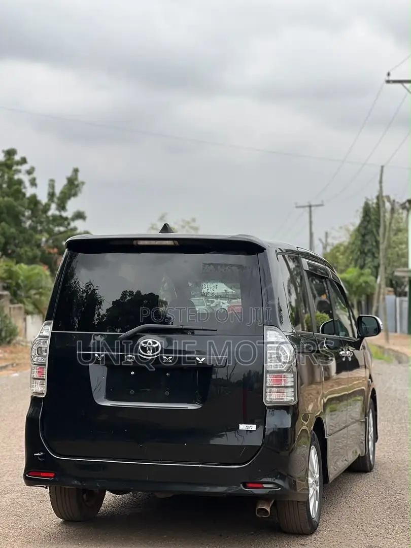 Toyota Voxy V 4WD 8-Seater 2011 Black