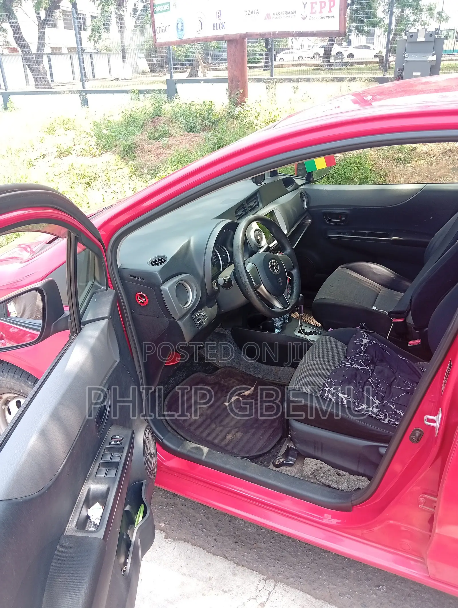 Toyota Vitz 1.0 FWD 5dr 2013 Red