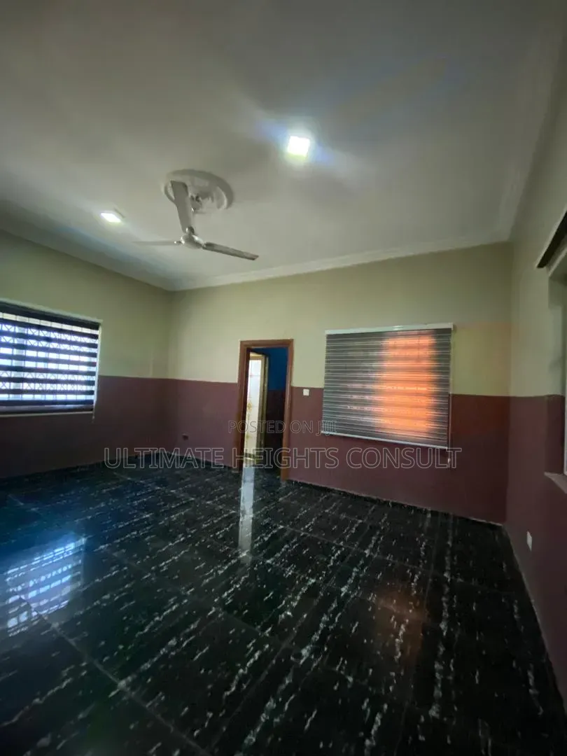 2bdrm Apartment in Dansoman, Round About for rent