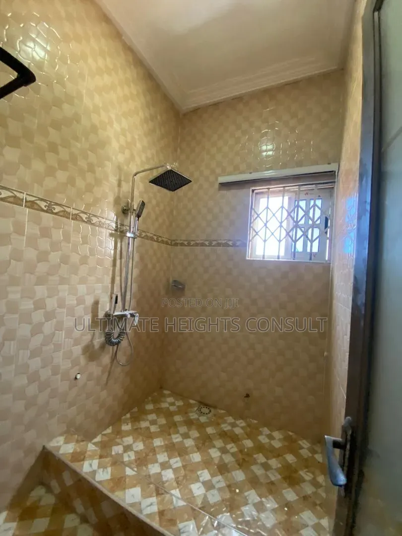 2bdrm Apartment in Dansoman, Round About for rent