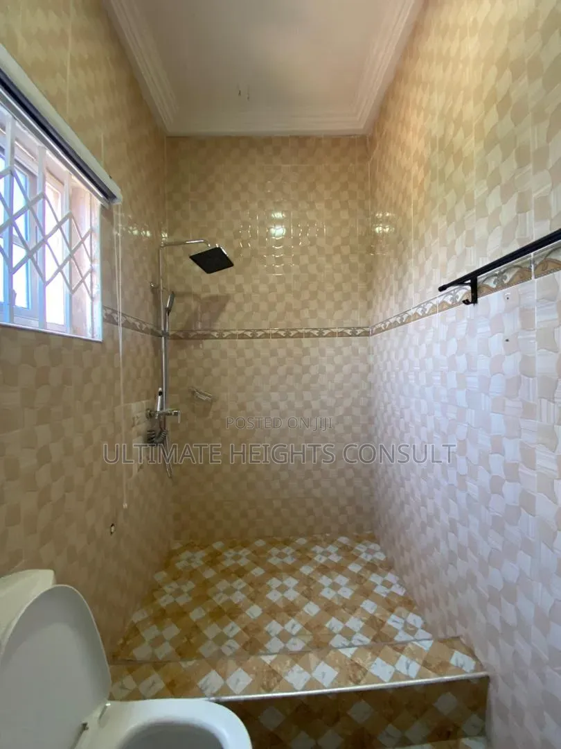 2bdrm Apartment in Dansoman, Round About for rent