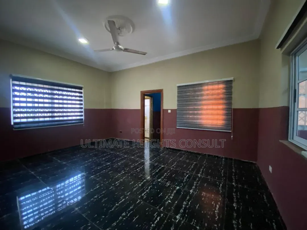 2bdrm Apartment in Dansoman, Round About for rent