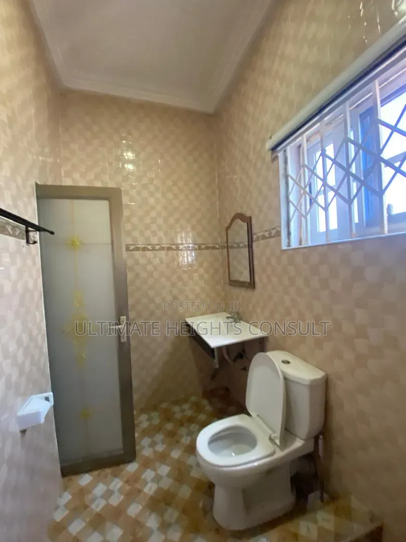 2bdrm Apartment in Dansoman, Round About for rent