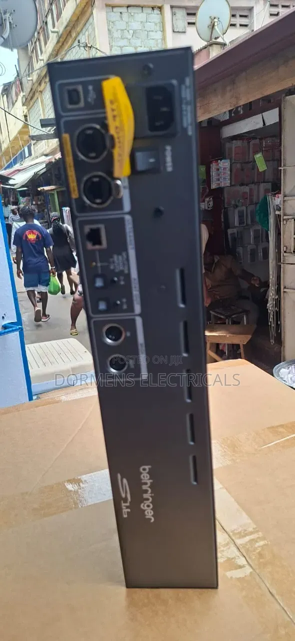 Behringer S16 Stage Box