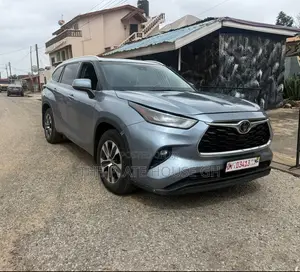 Toyota Highlander XLE 2022 Gray
