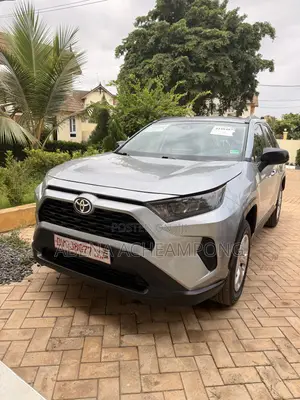 Toyota RAV4 LE 2021 Silver