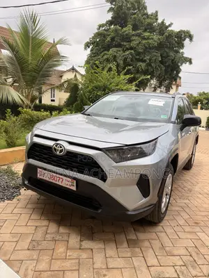 Toyota RAV4 LE 2021 Silver
