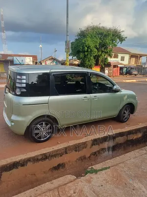Toyota Sienta 2010