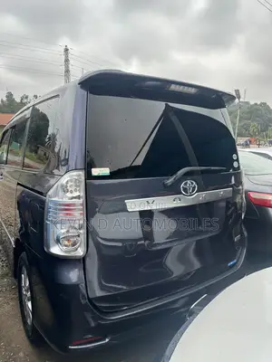 Toyota Voxy V 2WD 8-Seater 2011 Gray